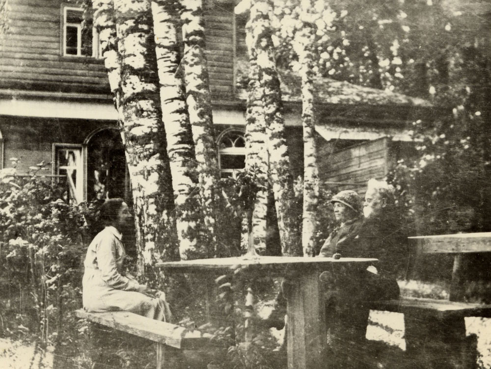 Борок. Супруги Морозовы и их лечащий врач в саду перед верандой флигеля