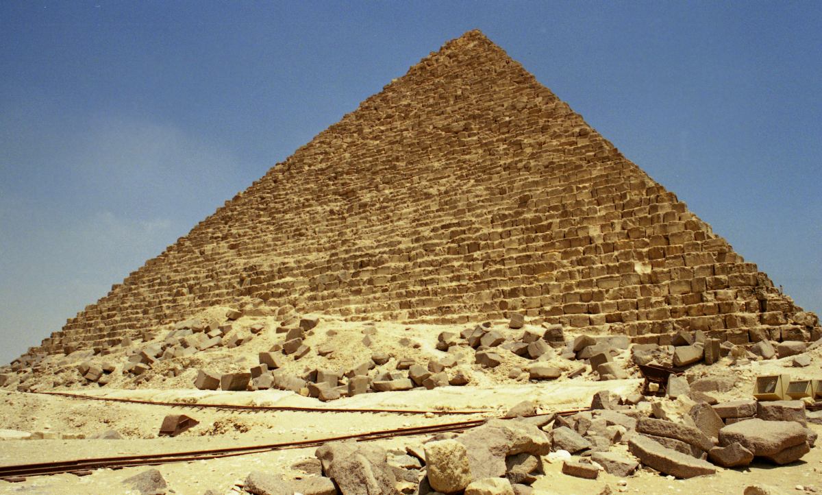 Куча пирамид. Геометрия в древнем Египте пирамиды. Пирамида Менкаура облицовка. Гранитная облицовка пирамиды Менкаура. Пирамиды фараона Микерина — одной из трех в Гизе..