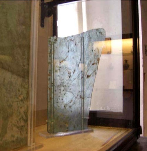 Pompei, reperto lastra di vetro