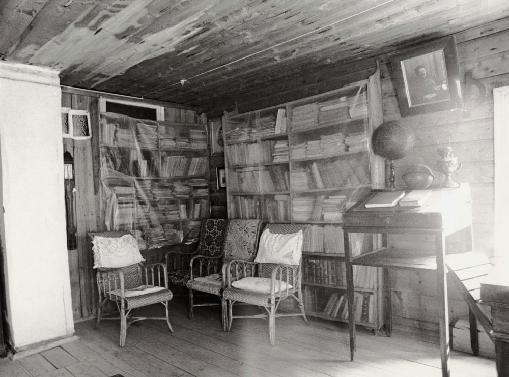 Борок. Рабочий кабинет и библиотека Н.А. Морозова в мезонине флигеля